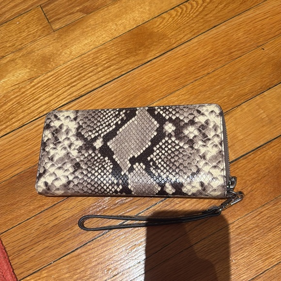 Michael Kors wristlet wallet - Picture 2 of 7